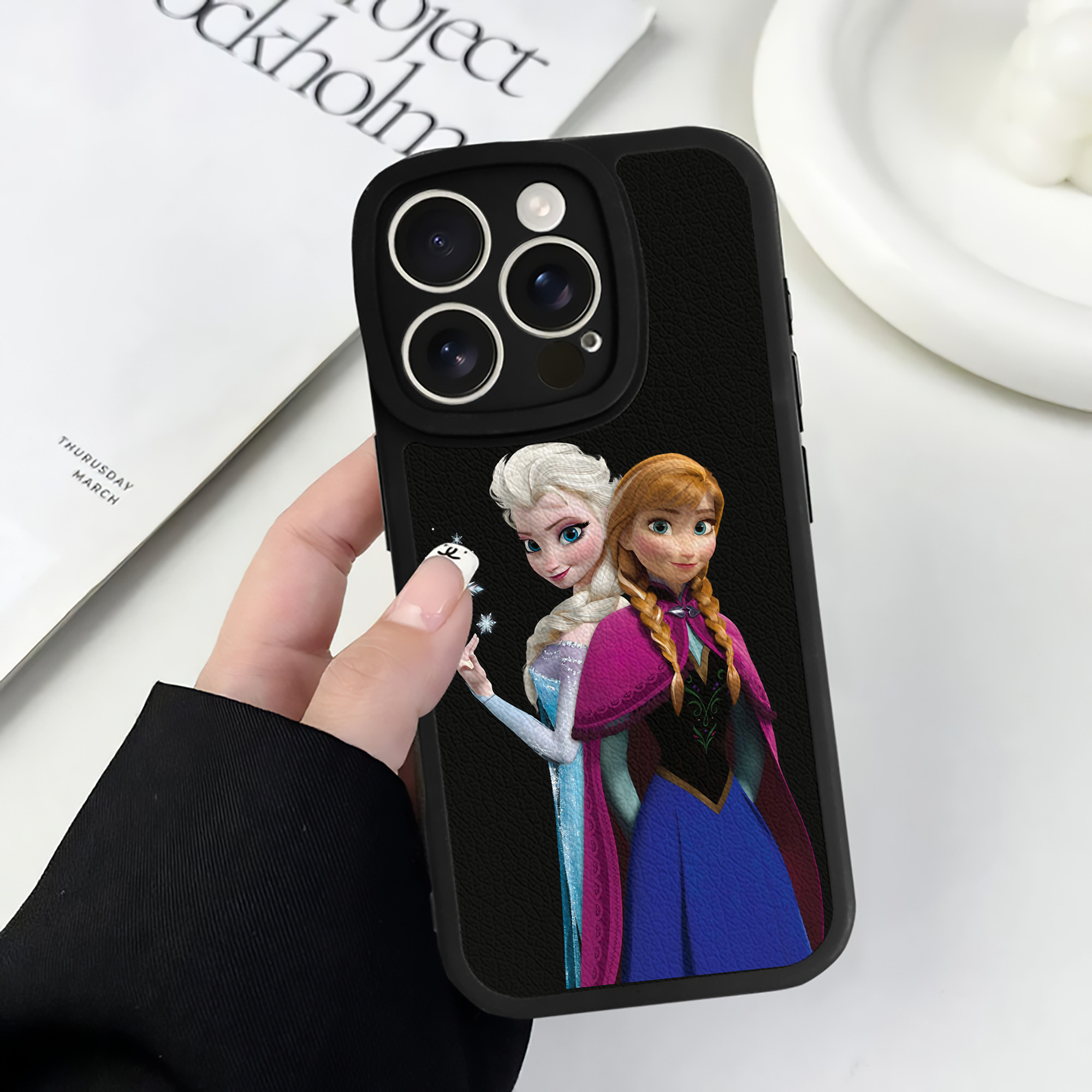 （画像用） アナと雪の女王 アンナ エルサ Frozen Anna Elsa 【iPhone 16シリーズ対応】シリコンスマホケース（レザー調） 材質：シリコン